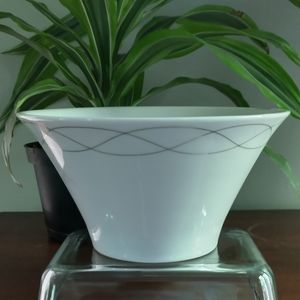 Wedgewood Everyday Platinum Twist Serving Bowl